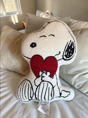 Brand NEW 17” Peanuts Snoopy Sherpa Pillow Hugging a Heart Limited Rare Find